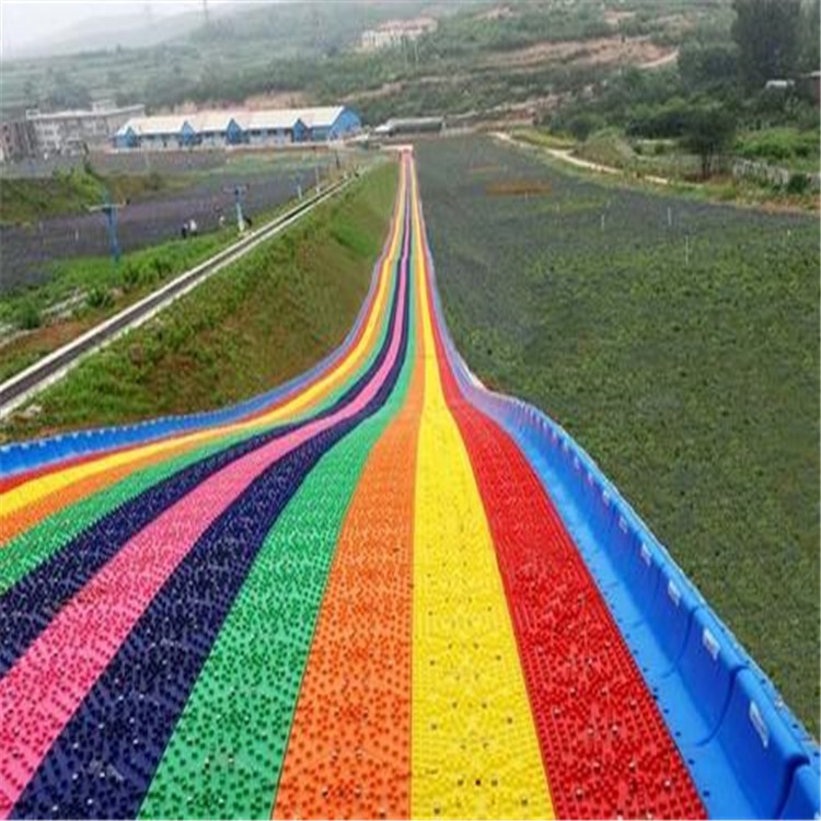 万城镇旱雪滑草价格网红彩虹滑道七彩旱雪设备景区大型旱地彩虹滑道游乐设备直营厂家